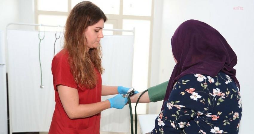 Merkezefendi Belediyesi’nin, Hacıeyüplü Toki Evleri’nde anlaşmalı olduğu ‘Sağlık Kabini’nde vatandaşlar