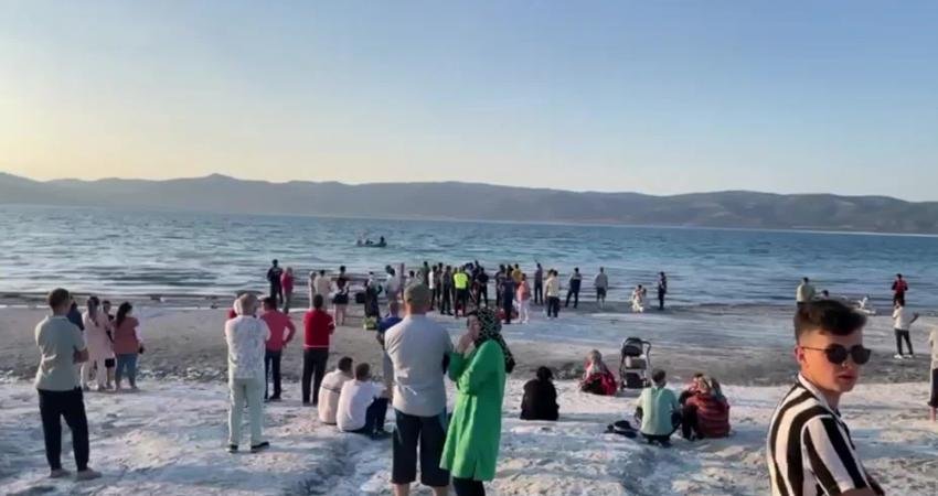 Burdur’un Yeşilova ilçesindeki Salda Gölü’ne giren 13 yaşındaki çocuk, hayatını