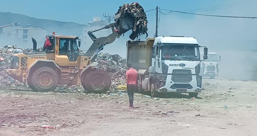 Samandağ Belediyesi, Yeşilada Mahallesi çöp döküm sahasını temizleyerek çöpleri bertarafa