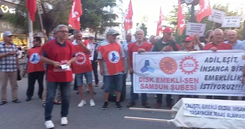 Samsun’da emekliler, maaşlarına yapılan yüzde 25’lik zammı protesto etti. Emekli-Sen
