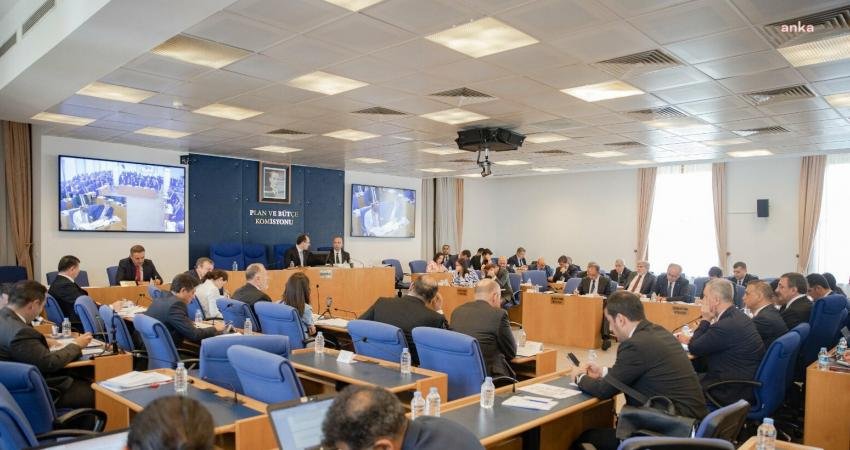 Saruhan Oluç, Ek Bütçe Görüşmelerinde: “Yüzde 52’ye 48 Bitti Seçimler, 2 Puanın Puan Başı Maliyeti 300 Milyar Lira Türkiye’ye” Yeşil Sol Parti Grup Başkanvekili Hakkı Saruhan Oluç, ek bütçe