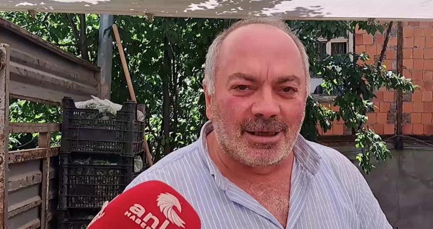 Artvin'in Şavşat ilçesinde kurulan pazarda vatandaşlar ve pazarcılar, fiyatların yüksekliğinden