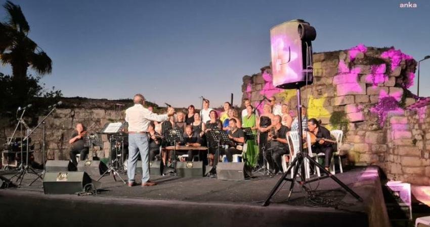 Seferihisar Belediyesi’nin yaz etkinlikleri kapsamında, Sığacık Kaleiçi’nde Egezeyder Korosu sahne