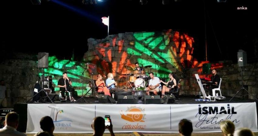 Seferihisar’da Nez Rüzgarı Seferihisar Belediyesi tarafından düzenlenen “Kaleiçi Yaz Sohbetleri”nin ilk haftasında ünlü