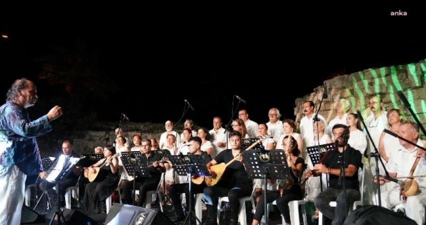 Seferihisar’da Türk Halk Müziği Konseri Seferihisar Belediyesi THM Korosu’nun Sığacık Kaleiçi’nde verdiği Türk Halk Müziği