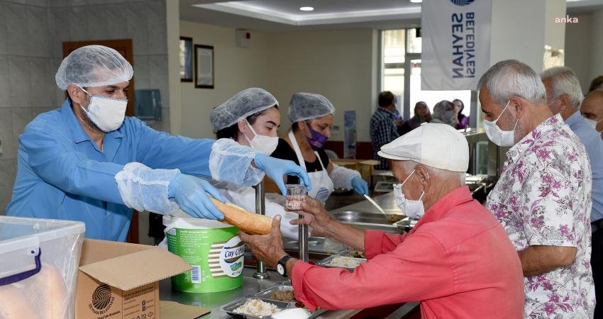 Seyhan Belediye Başkanı Akay: “Seyhan’da Hiç Kimsenin Yatağa Aç Girmemesi İçin İhtiyaç Sahibi Vatandaşlarımıza Destek Oluyoruz” Seyhan Belediyesi’nin mutfakları, ihtiyaç sahibi vatandaşlar için hizmet vermeye devam