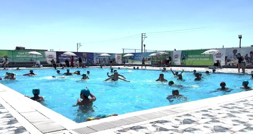 Seyhan’da Çocuklar Hem Yüzüyor Hem Eğleniyor Seyhan Belediyesi Sarıhamzalı yüzme havuzu, sezonun açılmasıyla birlikte büyük bir