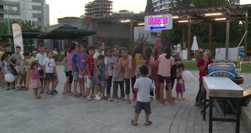 Hava sıcaklığının gölgede 40 dereceyi geçtiği Adana’da, Seyhan Belediyesi serinletip