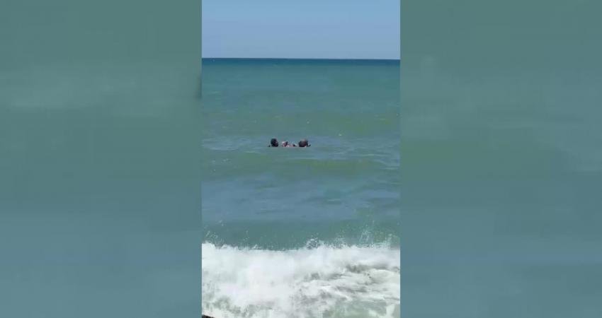 Sinop’ta serinlemek için denize giren 2 kişi boğulma tehlikesi geçirdi.