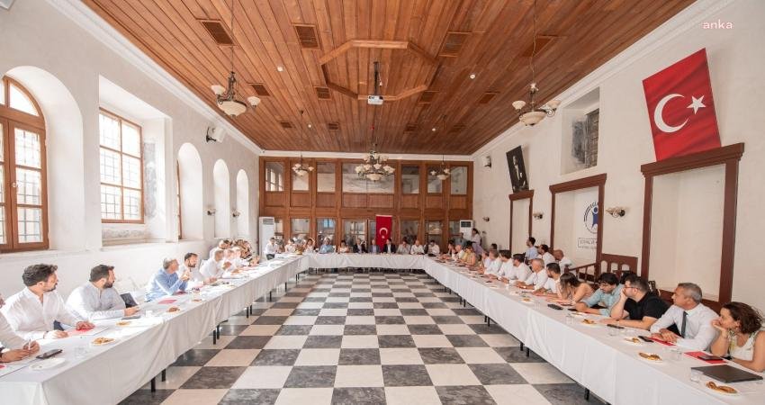 BASİFED’in toplantısına katılan İzmir Büyükşehir Belediye Başkanı Tunç Soyer, derinleşen