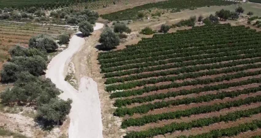 Tarsus Belediyesi, kırsal mahallelerde yol, onarım ve altyapı çalışmalarını sürdürüyor.