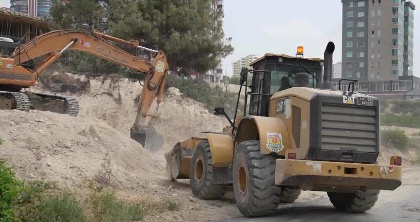 Tarsus Belediyesi’nden 10 Mahallede Eş Zamanlı Çalışma Tarsus Belediyesi Fen İşleri Müdürlüğü ekipleri, 10 mahallede eş zamanlı