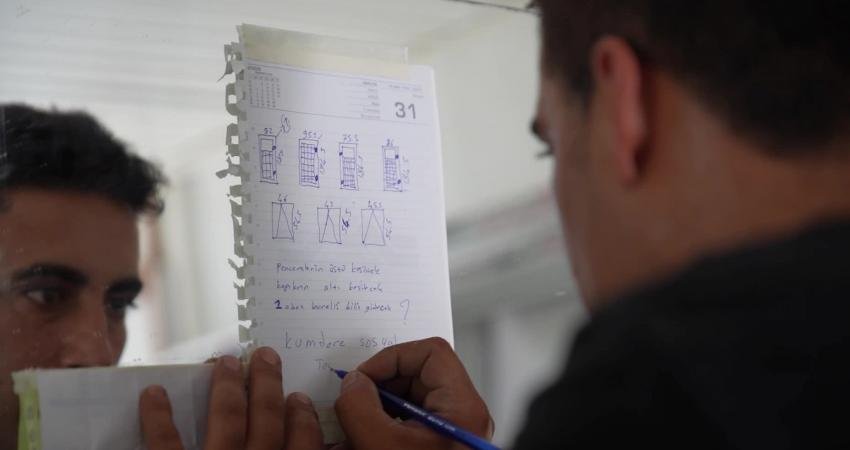 Tarsus Belediyesi, hurdalıktan çıkarılan malzemeleri PVC ve Alüminyum Atölyesi’nde geri