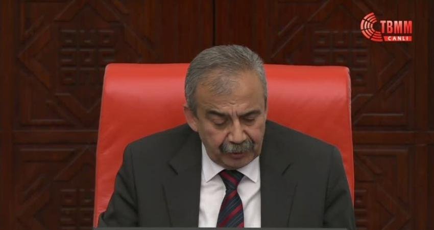 TBMM Başkanvekili Önder’den AKP’li Milletvekillerine: Tayyip Bey, ‘Hakkımı Helal Etmiyorum’ Dedi Size, Nasıl Hemen Kaytarmaya Çalışıyorsunuz TBMM Başkanvekili Sırrı Süreyya Önder, ek bütçe görüşmelerinin oylamasına ara