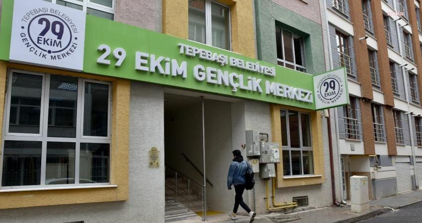 Tepebaşı Belediyesi Gençlik Merkezleri’ndeki Eğitimlere Yoğun İlgi Tepebaşı Belediyesi bünyesinde hizmet veren Gençlik Merkezleri’nde, yeni dönem eğitimleri