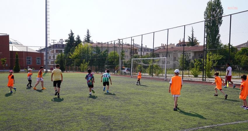 Tepebaşı Belediyesi’nin 7-13 yaş arası çocuklar için düzenlediği Futbol Yaz