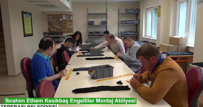 Tepebaşı Belediyesi’nin Engelliler Montaj Atölyelerinde eğitim gören bireyler, üretmeyi öğrenerek