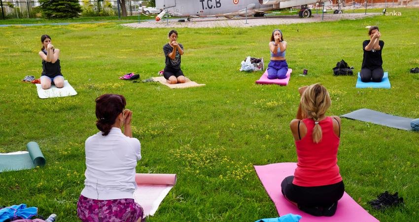 Tepebaşı’nda Vatandaşlar Açık Havada Yoga Yapıyor Tepebaşı Belediyesi’nin düzenlediği yoga etkinlikleri, açık havada vatandaşlar ile buluşuyor.