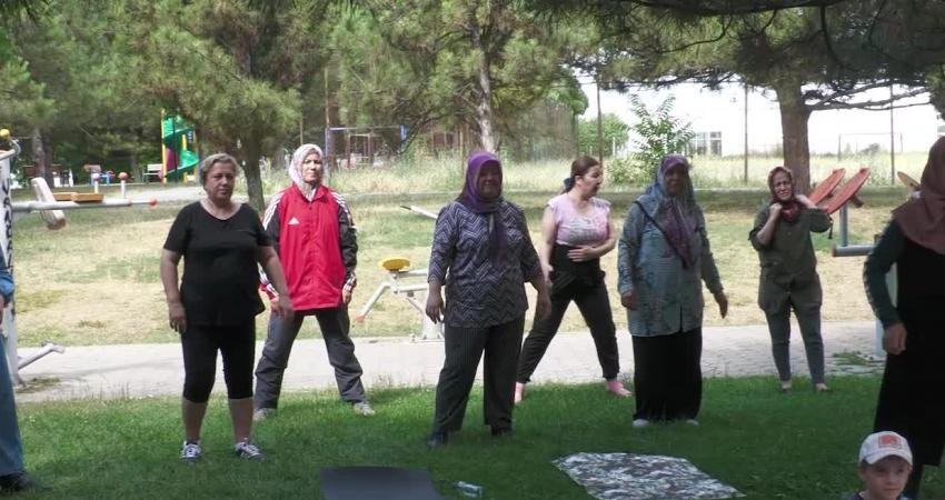 Tepebaşı’nda Yurttaşlar Açık Havada Sporla Buluşuyor Tepebaşı Belediyesi tarafından ilçenin farklı noktalarında düzenlenen egzersiz ve yoga