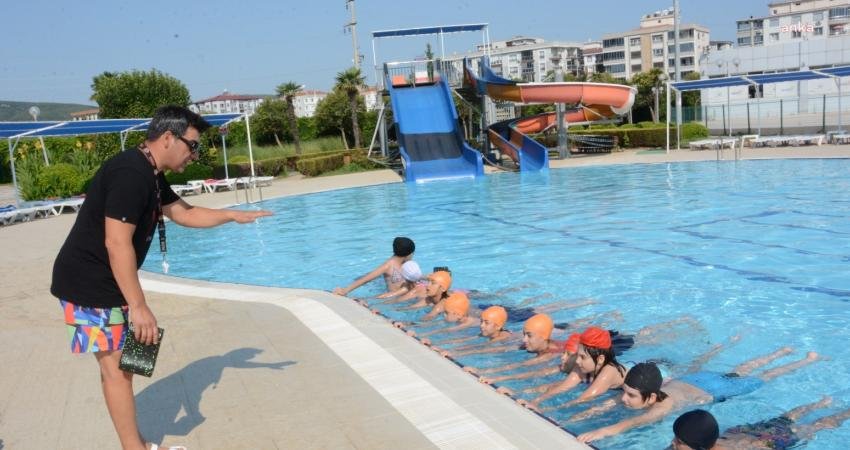 Torbalı Belediyesi’nde Yüzme Kursları Başladı Torbalı Belediyesi, belediyeye ait yüzme havuzunu hizmete açmasının ardından, ilçede