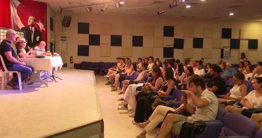 İzmir Büyükşehir Belediye Başkanı Tunç Soyer, 16'ncı Türkiye Tiyatro Buluşması