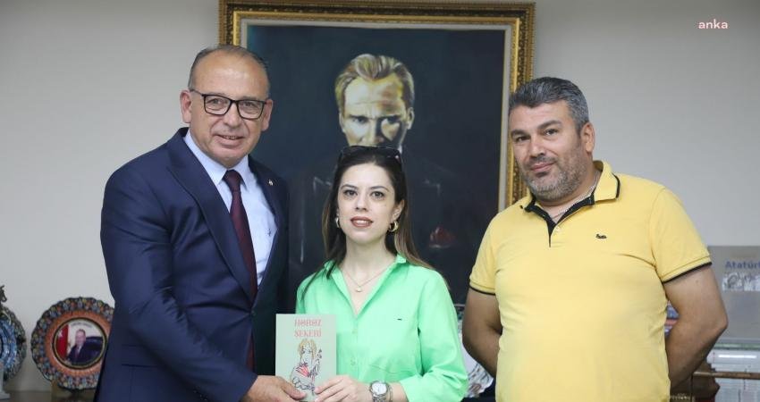Turgutlulu öğretmen Melahat Sevinç’in yazdığı ‘Horoz Şekeri’ isimli ilk kitap,