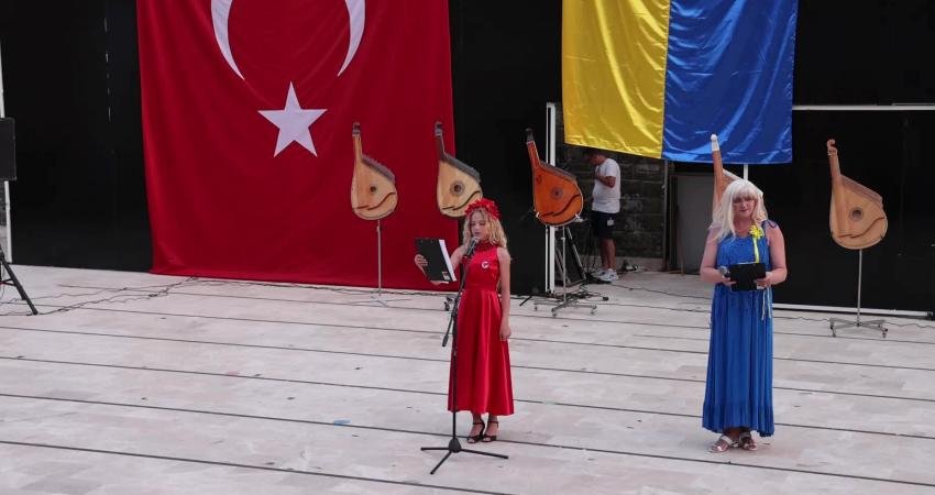 Marmaris’te yaşayan Ukraynalılar, Ukrayna Bağımsızlık Günü’nü Amfi Tiyatro’da düzenledikleri etkinlikle