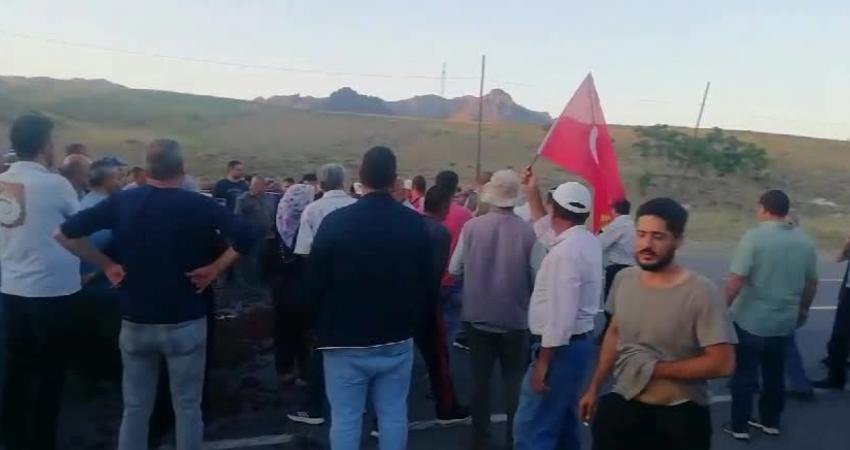 Niğde'nin Ulukışla İlçesi'ne bağlı Darboğaz Köyü'ndeki kiraz üreticileri satamadıkları kirazları,