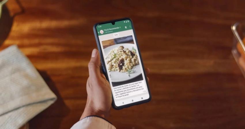 WhatsApp'ın sohbetlerdeki mesaj balonları için tam genişlikte bir tasarımı test