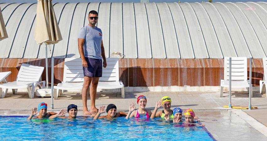 Bayraklı Belediyesinin yüzlerce çocuğu bir araya getirdiği yarı olimpik yüzme