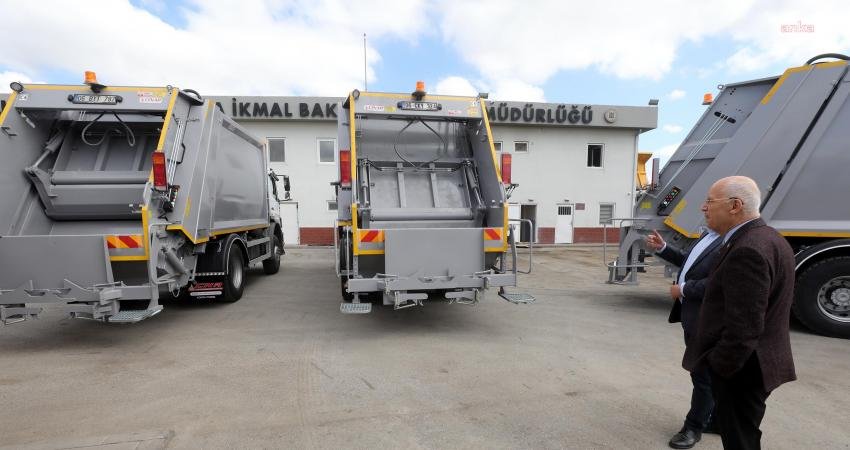 Yenimahalle Belediyesi, cadde ve sokaklardan toplanan çöplerin, konteynerlerden kamyonlara transferi