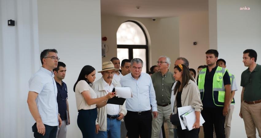 Eskişehir Büyükşehir Belediye (EBB) Başkanı Yılmaz Büyükerşen, Asri Mezarlık girişinde