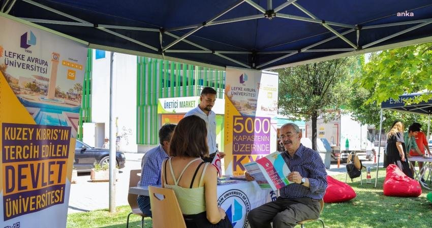 Yılmaz Büyükerşen’den Gençlerin Standına Ziyaret Eskişehir Büyükşehir Belediye Başkanı Yılmaz Büyükerşen, 'Üniversite Tanıtım ve Akran