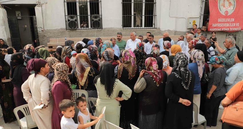 Adana Büyükşehir Belediye Başkanı Zeydan Karalar, Güzelevler Mahallesi’nde vatandaşlarla bir