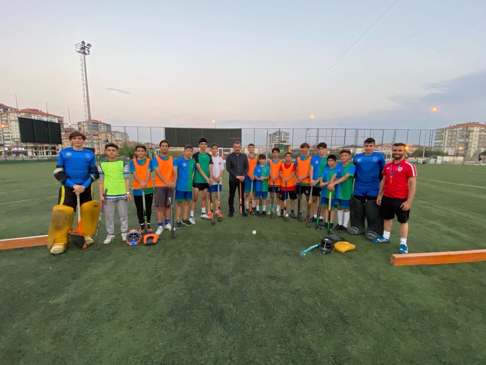 Başkan Ertuğrul Çetin, hokey sporunda şampiyonluklar kazanan veülke sporuna yıldız