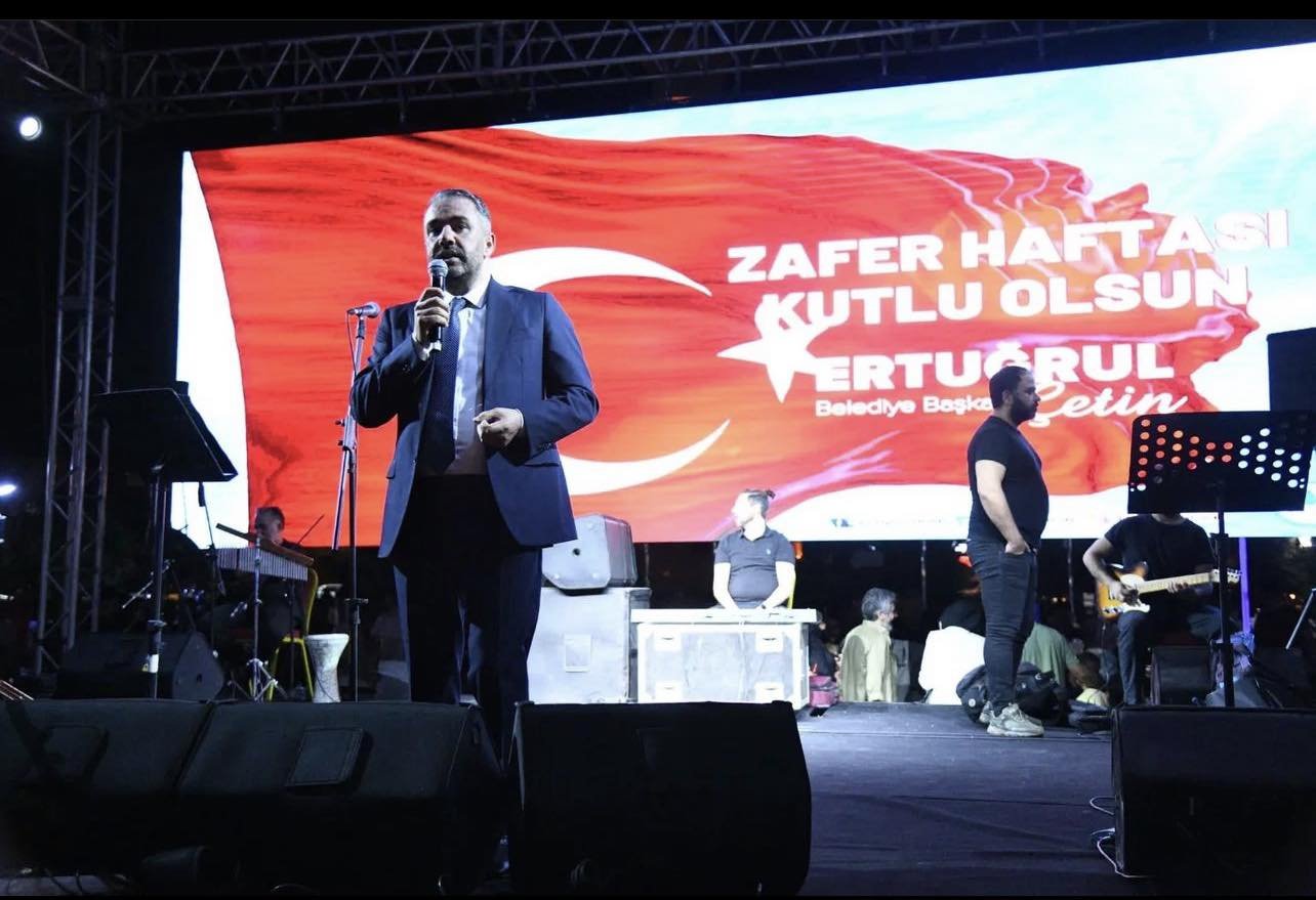 Pursaklar’da Zafer Bayramı Coşkusu Pursaklar Belediyesi tarafından, Zafer Bayramı’nın 101.yıl dönümü Selçuklu MeydanındaAli Kınık’ın