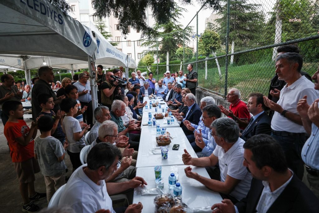 kilicdaroglu-chp-etimesgut-ilce-kongresinde-gecirdigi-kalp-krizi-sonucu-yasamini-yitiren-faruk-ozdemirin-ailesine-taziye-ziyaretinde-bulundu