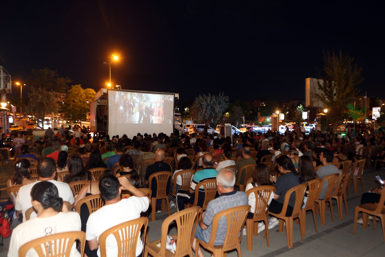 Yenimahalle Belediyesi tarafından geleneksel olarak düzenlenen ve yaz akşamlarını keyfe