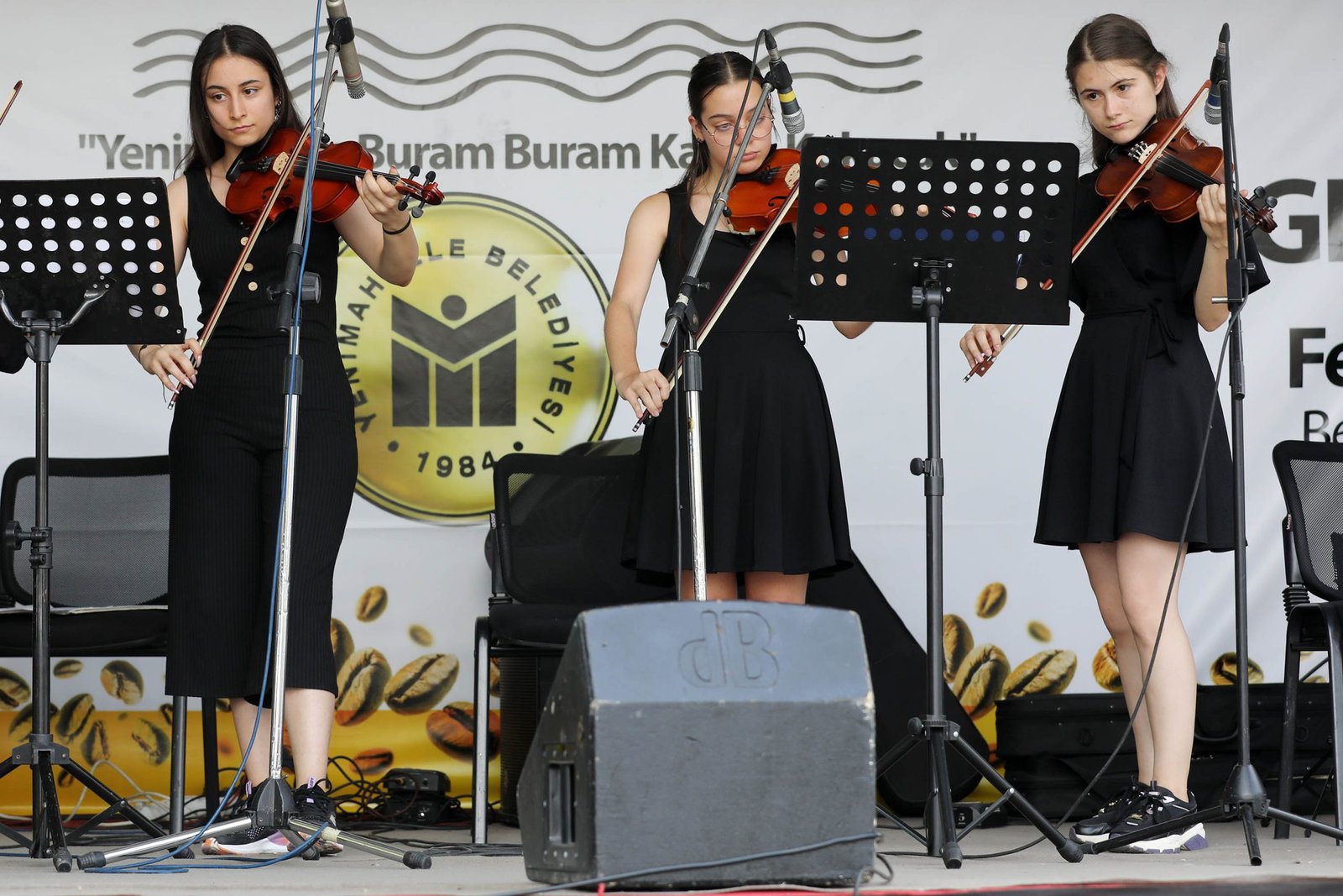 Yenimahalle Belediyesi ilçenin gençlerine sahne fırsatı sunuyor. Yenimahalle Belediyesi Genç
