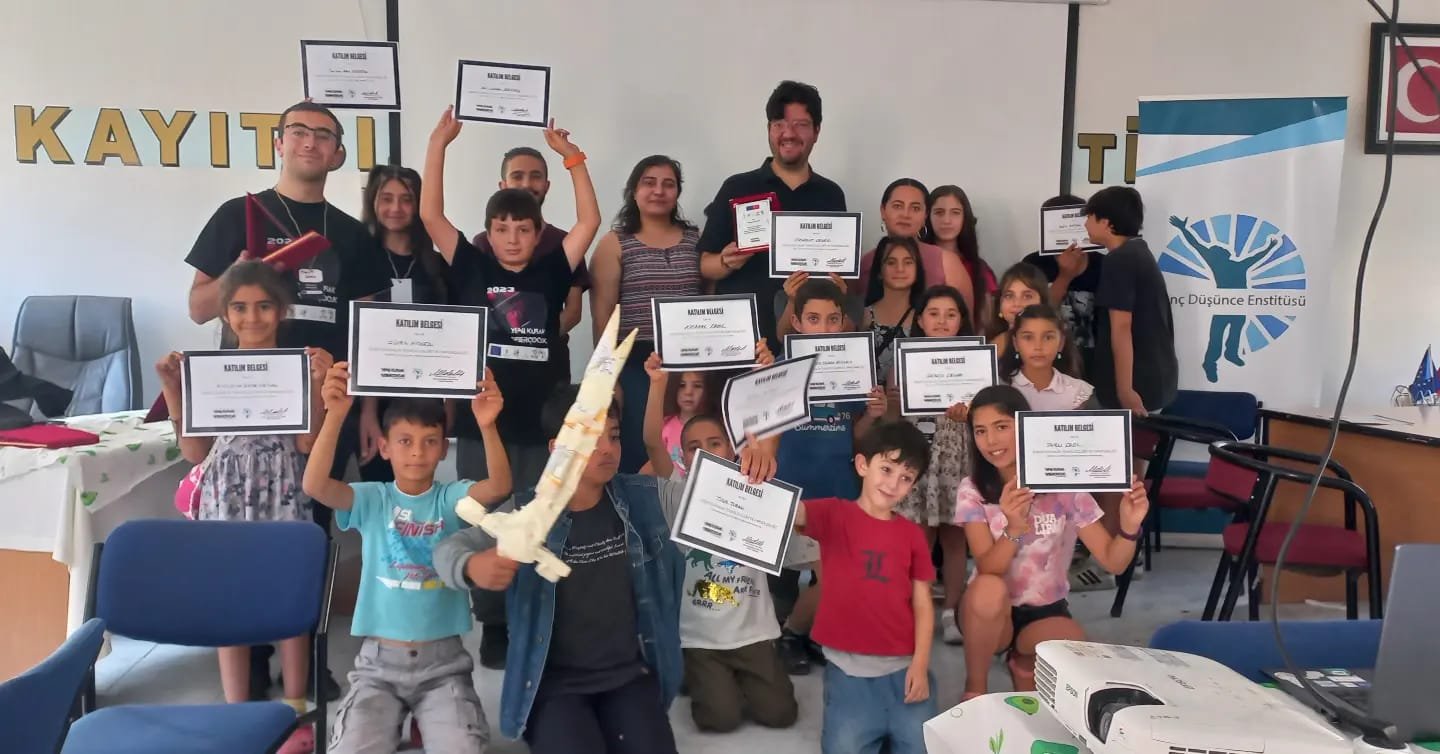 Genç Düşünce Enstitüsü, geleceğin dijital dünyasına bilinçli ve güvende adımlar