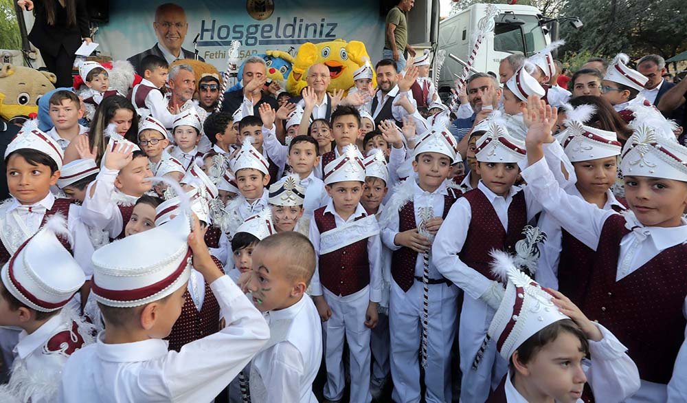 Minik Beyler Sünnet Şöleni’nde Yenimahalle Belediyesi’nin, her yıl geleneksel olarak ihtiyaç sahibi aileler için