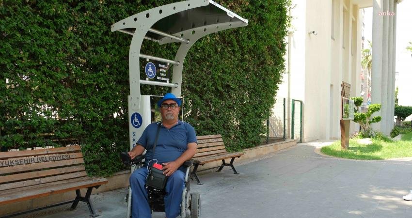 Adana’da 5 Noktaya Akülü Tekerlekli Sandalye Şarj İstasyonu Kuruldu Adana Büyükşehir Belediyesi, akülü tekerlekli sandalye kullanan vatandaşlar için kentte