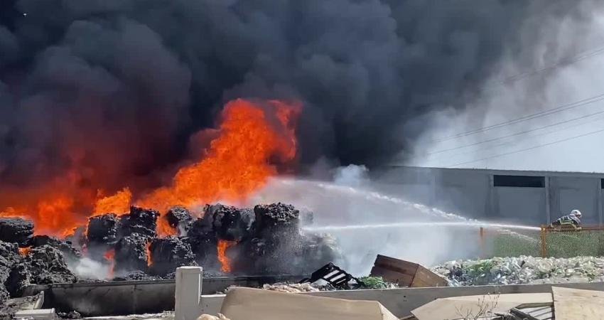 Aksaray Organize Sanayi Bölgesi'ndeki geri dönüşüm tesisinde, saat 14.00 sıralarında yangın