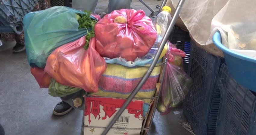 Aksaray semt pazarında vatandaş da pazar esnafı da yükselen fiyatlardan