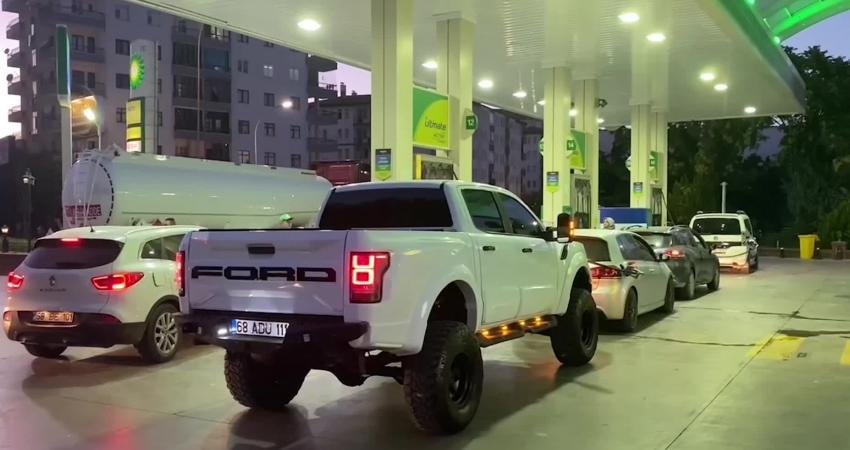 Akaryakıt fiyatlarına art arda gelen zamlara Aksaraylı vatandaşlar tepki gösterdi. Bir