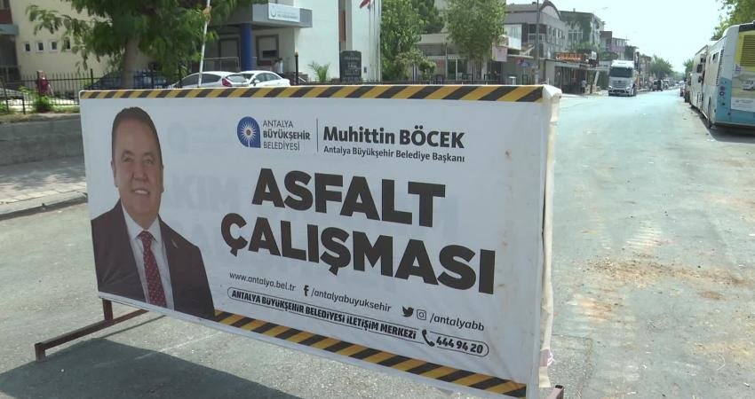 Antalya Bulvarı Yan Yolunda Asfalt Yenileme Çalışması Antalya Büyükşehir Belediyesi, Kepez ilçesi Antalya Bulvarı yan yol üzerinde