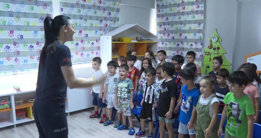 Antalya Büyükşehir Belediyesi Kreşlerinde Deprem Eğitimi Antalya Büyükşehir Belediyesi Sosyal Hizmetler Dairesi Başkanlığı’na bağlı kreşlerde, minik