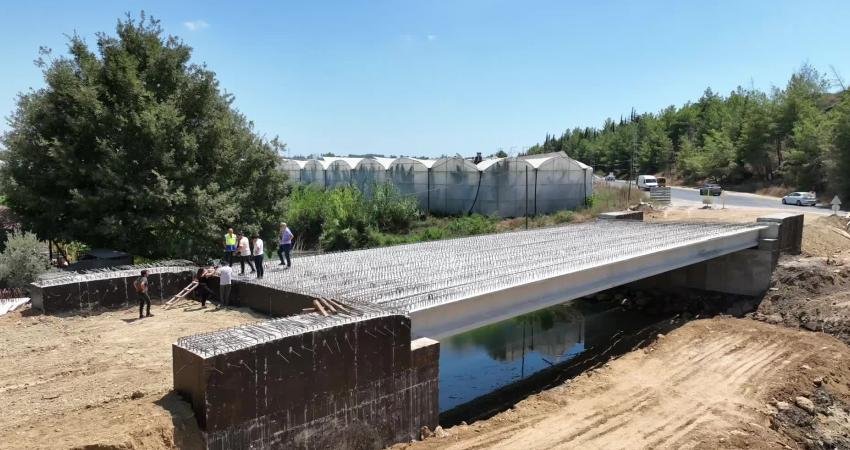 Antalya Büyükşehir Belediyesi, Manavgat Naras Köprüsü’nde Yenileme Çalışmalarına Devam Ediyor Antalya Büyükşehir Belediyesi’nin Manavgat Naras Köprüsü’nde başlattığı yenileme çalışmaları sürüyor.