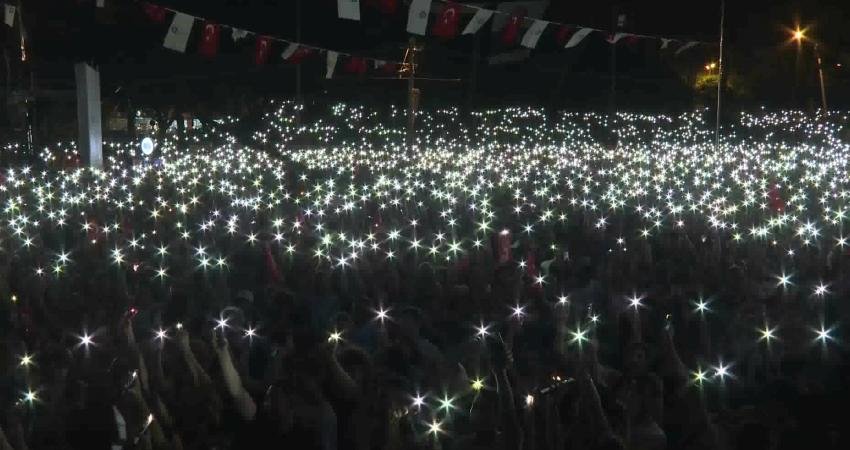 Antalya Büyükşehir Belediyesi, 30 Ağustos Zafer Bayramı'nı Cumhuriyet Meydanı'nda düzenlenen