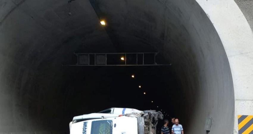 Artvin'in Yusufeli ilçesi Serindere mevkiinde minibüs devrildi, 11 kişi yaralandı.